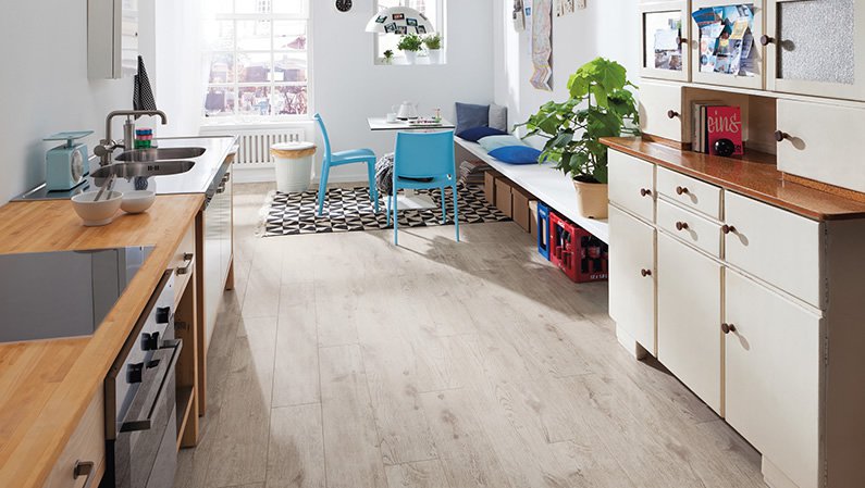 Ламинат Haro Tritty 100 дуб юрский белый 526666 фото в интерьере Ламинат Haro Tritty 100 дуб юрский белый 526666 фото в интерьере